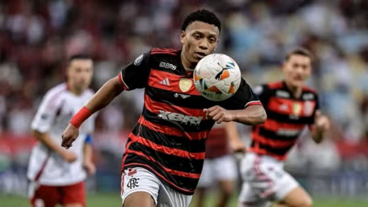 Contusão muscular afasta lateral Daniel Sales do Flamengo durante a intertemporada em Portugal