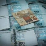 Dinheiro, notas de 50,100 e 200 reais