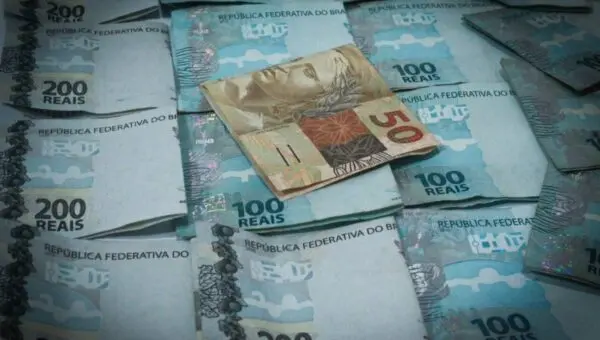 Dinheiro, notas de 50,100 e 200 reais