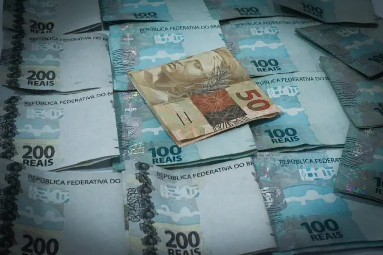 Dinheiro, notas de 50,100 e 200 reais