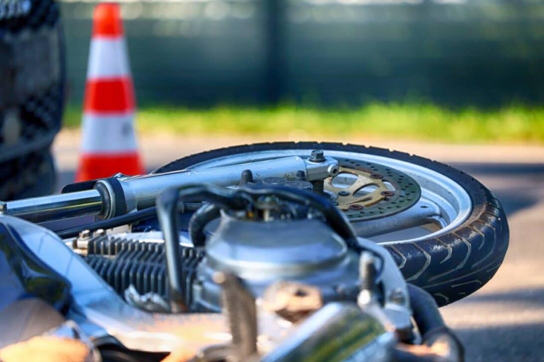 Ilustração de acidente moto, pista, rodovia