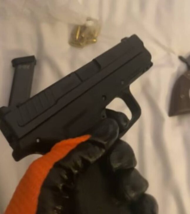 銃を扱う際に手袋を着用するヨハネス・ナットランド