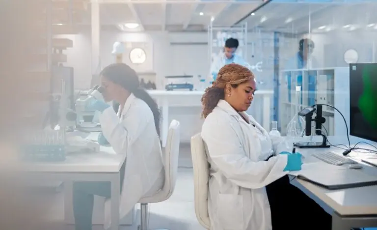 Laboratório, cientistas