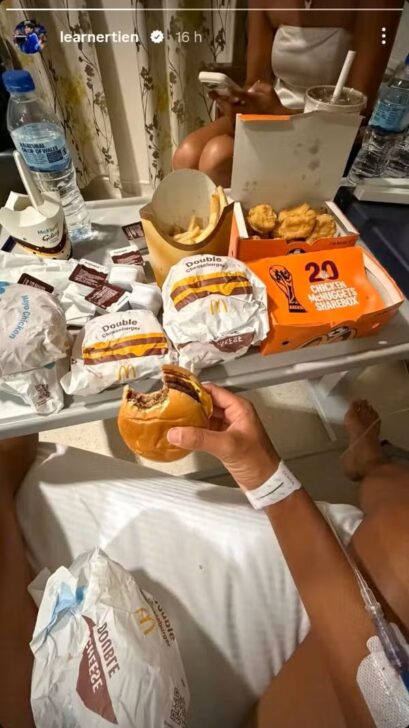 学習者のティエンさんが病院でファストフードの軽食を持った写真を公開