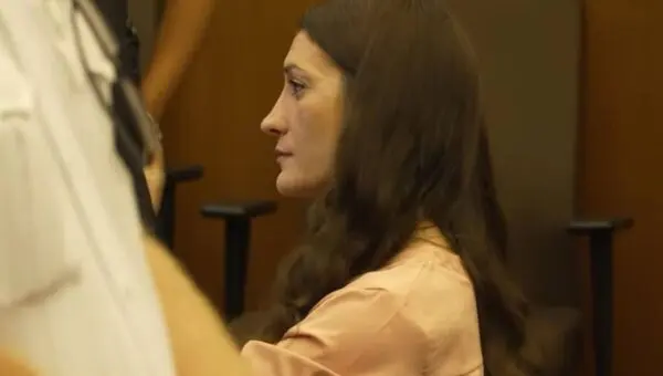 Autoridades prendem mulher por intimidação em tribunal durante julgamento de Lindsay Clancy