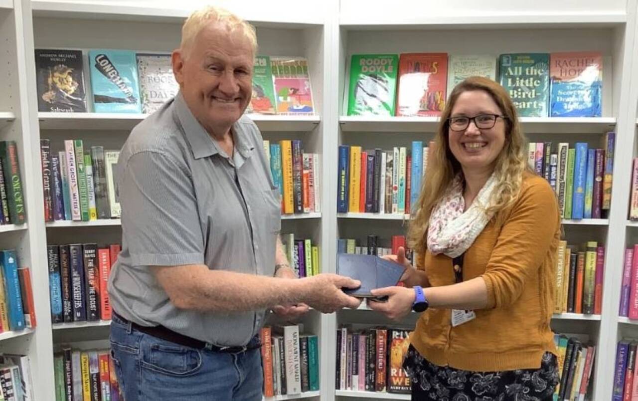 Livros antigos sendo devolvidos a biblioteca de Gales