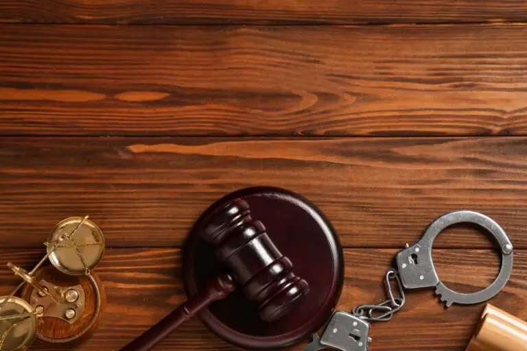 Martelo do juiz, escalas de justiça e algemas