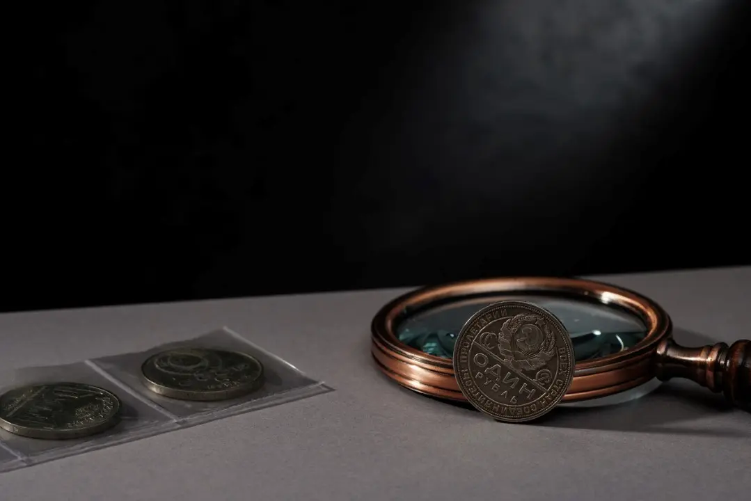 Moedas, lupa, conceito de artefato