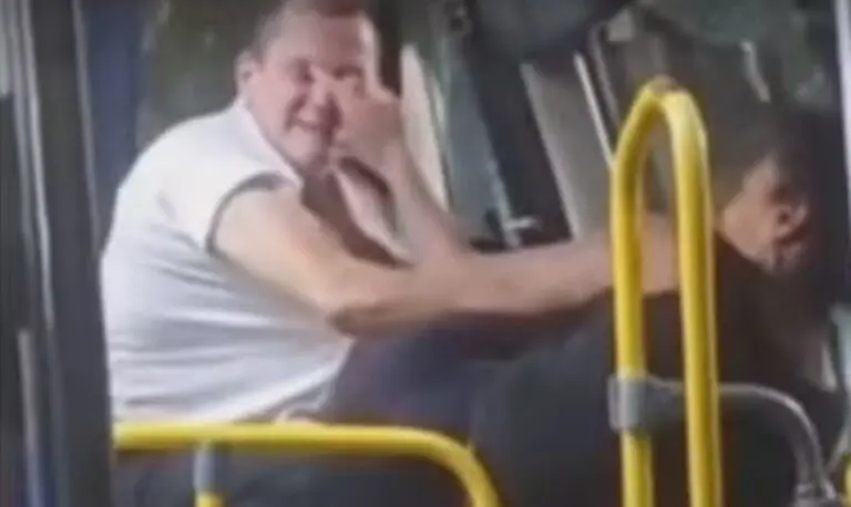 Motorista e passageira se envolvem em briga com socos.