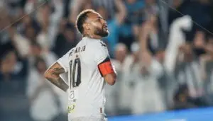 Neymar confronta gramado sintético do Palmeiras em duelo decisivo pela Copa do Brasil