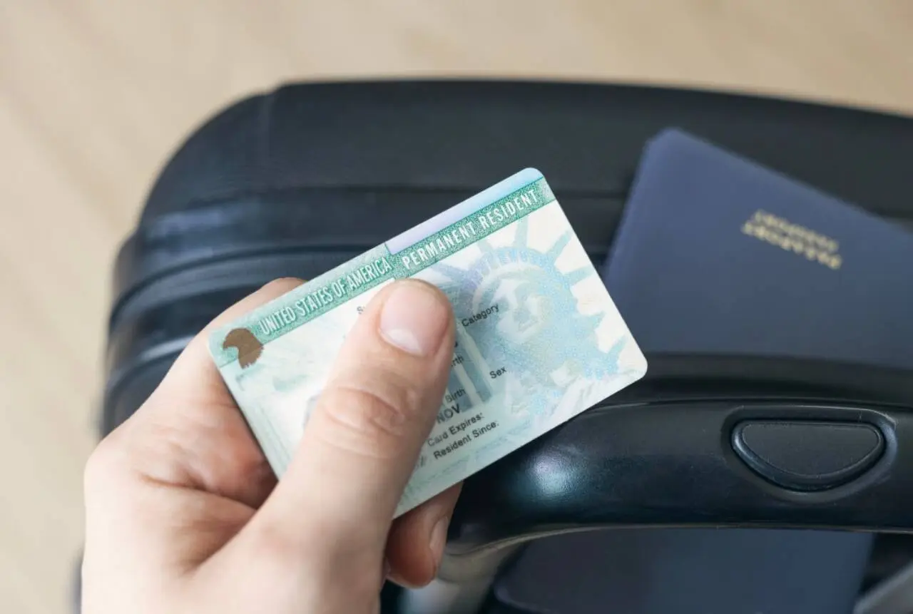 Passaporte dos EUA na mala, cartão de residente permanente, Green Card