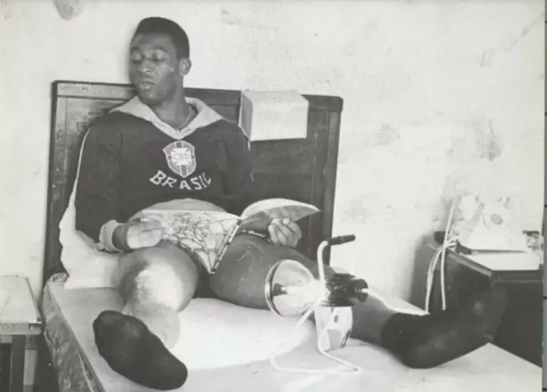 Pelé em tratamento medo de ficar de fora da Copa da Suécia ganhou algumas páginas em sua primeira biografia