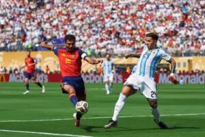 Rodri conquista Bola de Ouro na Copa do Mundo e supera Messi em premiação individual