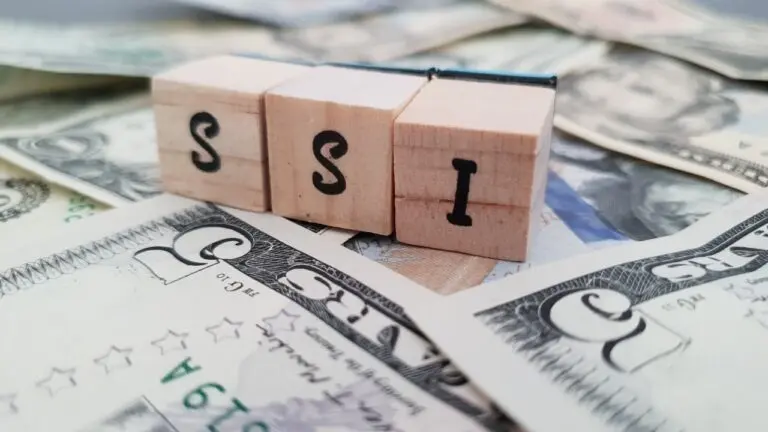 SSI feito de cubos de letras de madeira e dólar