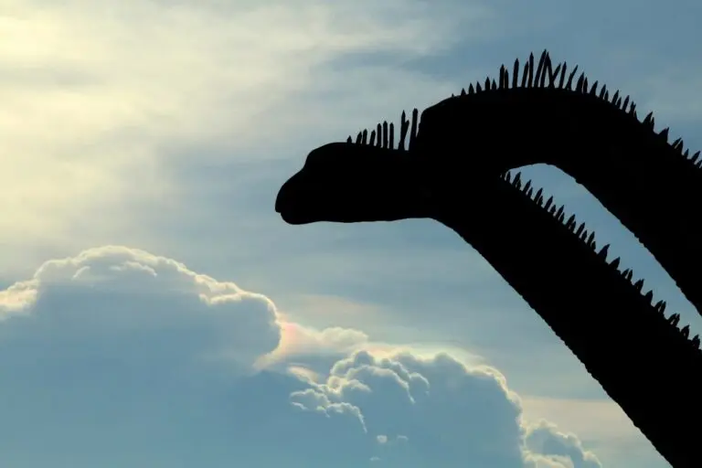 Silhueta da estátua do Dinossauro de Pescoço longo