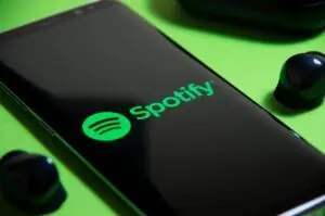 Spotify atinge 300 milhões de assinantes e Apple Music se prepara para atualizações do iOS 27