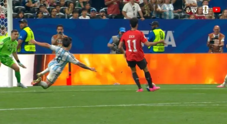 Zico faz o segundo gol do Egito
