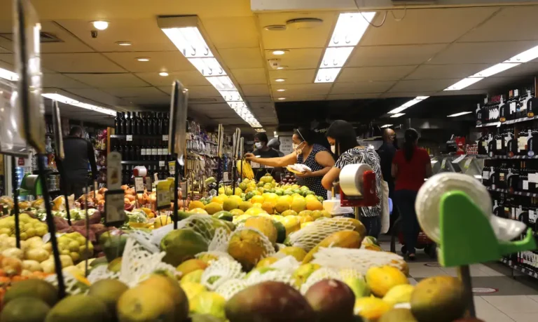 Preços ao consumidor caem em junho na comparação com maio e com o ano passado
