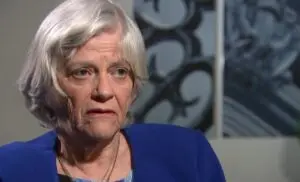 Promotores revelam que ex-ministra britânica, Ann Widdecombe, foi golpeada 21 vezes com martelo em Londres