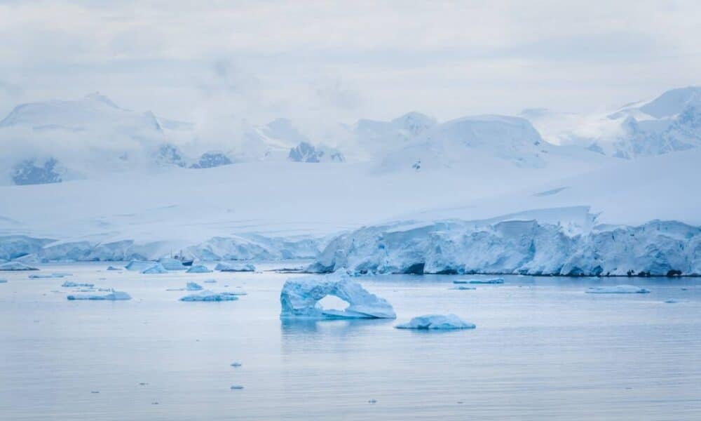 Une étude explique comment des montagnes cachées ont influencé le gel de l’Antarctique des millions d’années avant l’Arctique