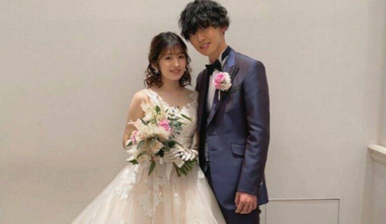 Aoki Nanoka (à esquerda), cuja imagem "olhando para o futuro com sua única filha" se tornou um assunto muito comentado. A foto a mostra com seu marido, Kajita Toma (de Aoki's X@0711Nanoka)