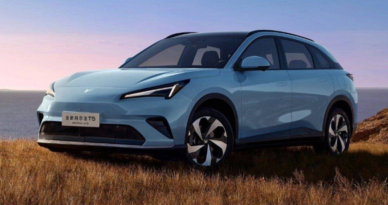 Novo Arcfox Alpha T5 é flagrado no Brasil para encarar BYD Yuan Plus e Geely EX5