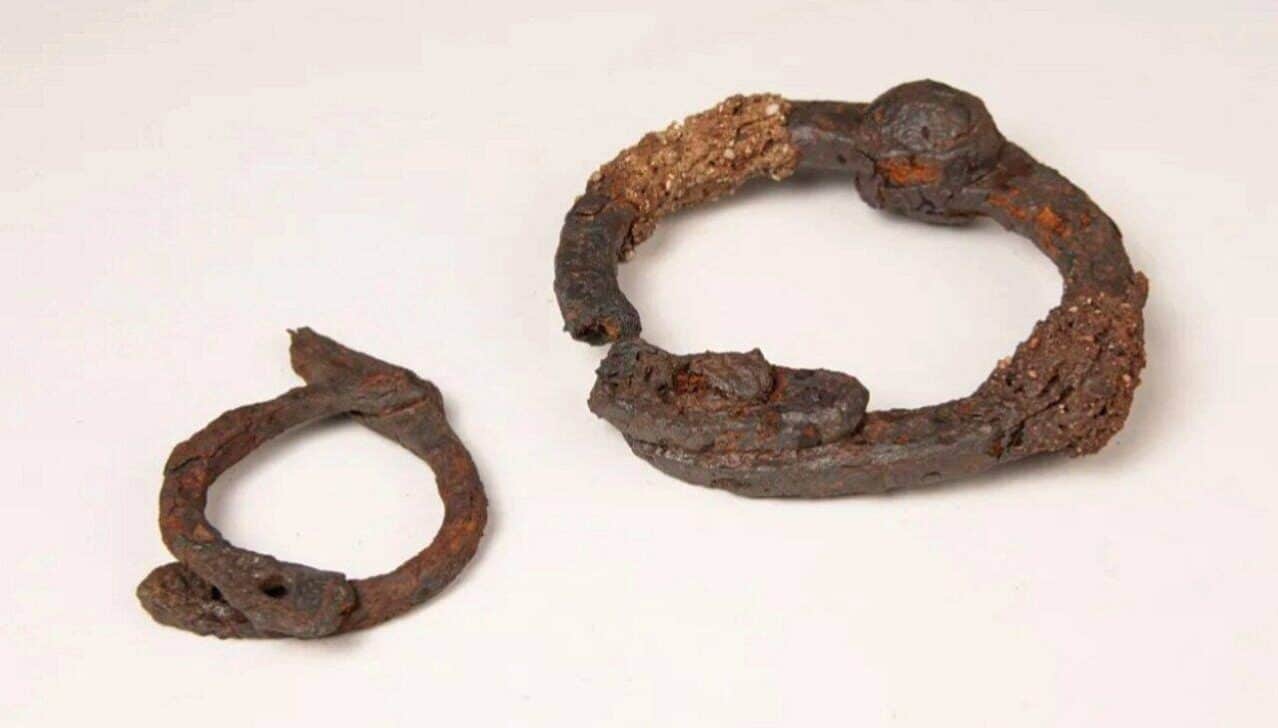 Arqueologos encontram algemas para pulso e tornozelo - Emmanuelle Collado/ Instituto Nacional de Pesquisas Arqueológicas Preventivas da França