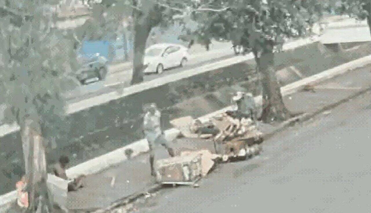 Homem morre atingido por árvore em Santos; câmera grava vendaval no litoral paulista