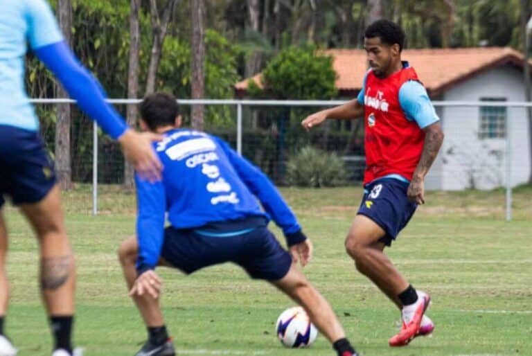 Atacante Micael em treino pelo São José; jogador é emprestado pelo Sport — Divulgação/São José
