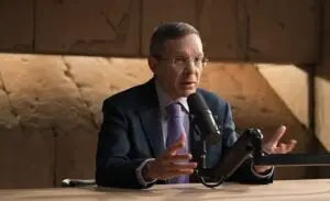 Avi Loeb lidera conselho que prioriza tecnologia não humana e busca imunidade para delatores