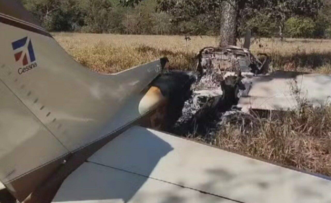 Avião carregado de droga faz pouso forçado em fazenda de Goiás - Reprodução/TV Anhanguera