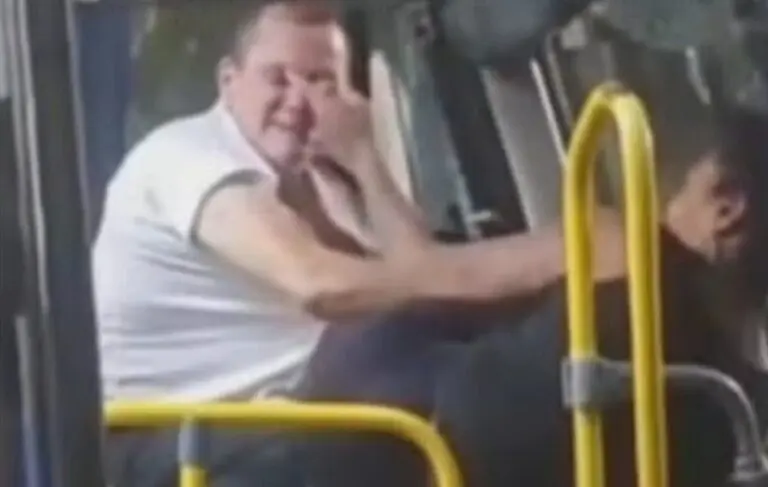 Briga entre passageira e motorista