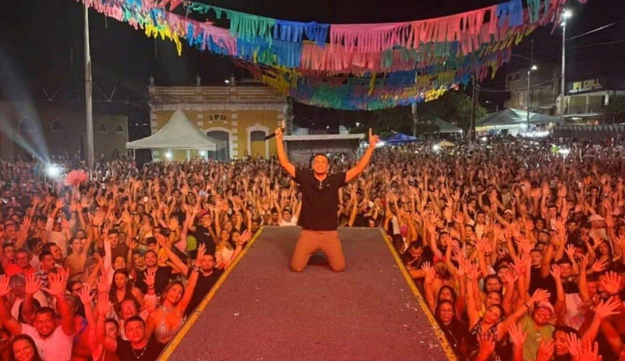 Cantor Vittim durante apresentação em Ipu, onde mora, no interior do Ceará. — Redes sociais/Reprodução