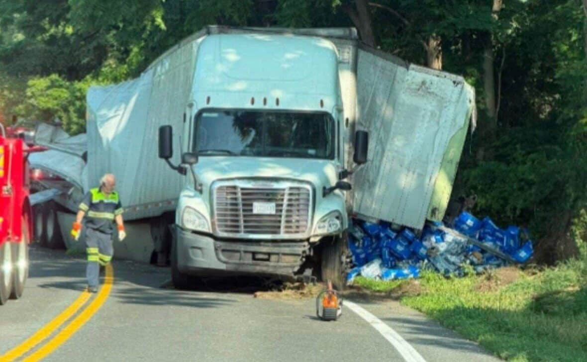 Carreta tomba, espalha carga de cerveja e interdita rodovia - Reprodução/Connecticut State Police - Troop B North Canaan