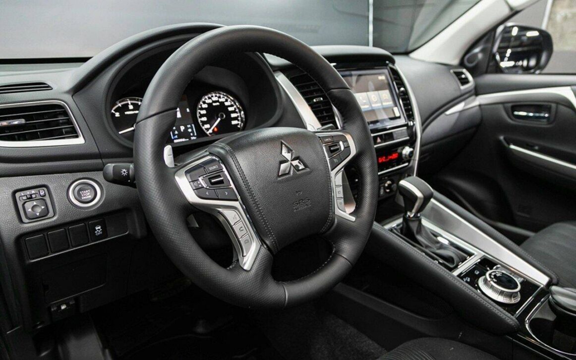 cockpit do Pajero -Everyonephoto Studio/Shutterstock.com