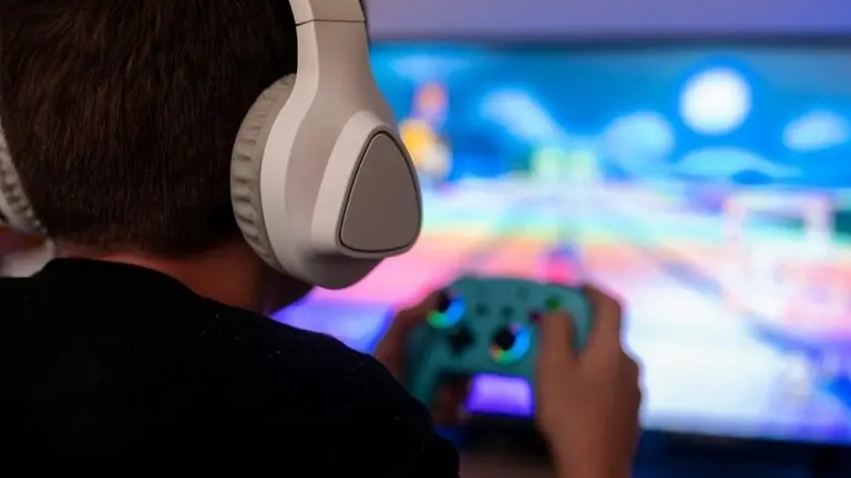 Controle video game, fone de ouvido, jogos - Studio Nut/ Shutterstock.com
