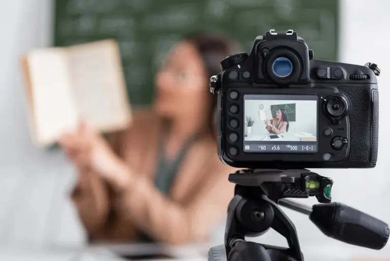 Professora dá aula on-line