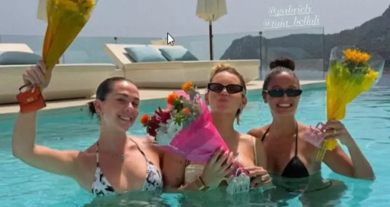Endrick e Raphinha surpreendem mulheres com flores e mini bolsas Birkin - Instagram