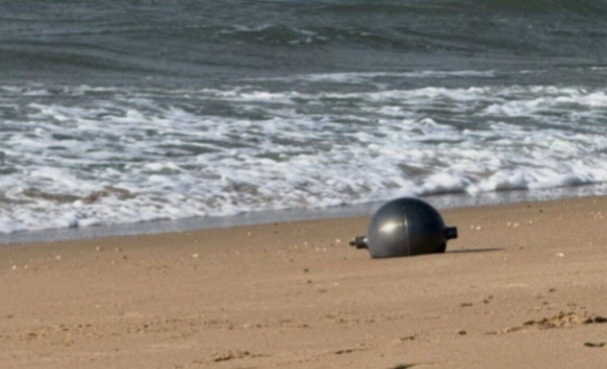 esferas gigantes de metal encontradas em praia - Instagram/qldfiredepartment