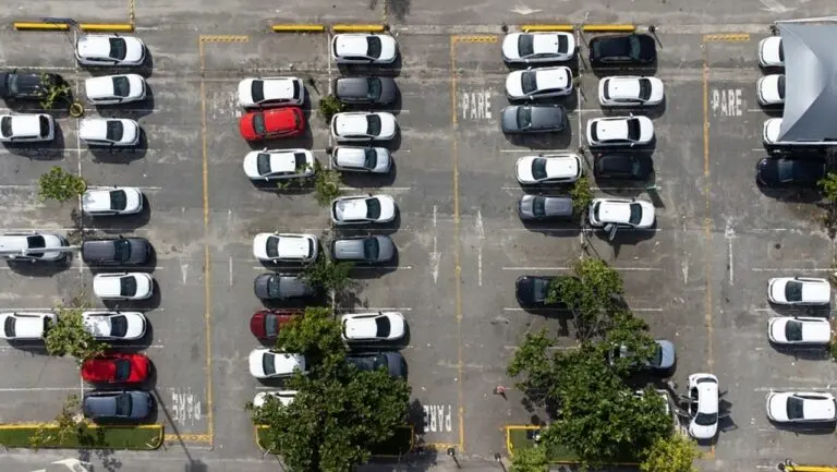 Estacionamento -Bill Images/Shutterstock.com