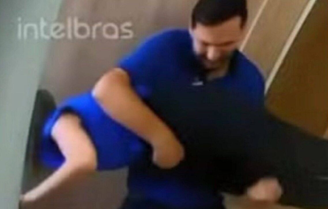 homem vira colega de trabalho de cabeça para baixo para socorrer - Reprodução/Redes Sociais