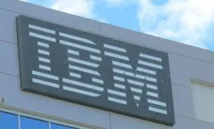 تنبيه مبيعات غير متوقع يسقط أسهم IBM ويولد أسوأ انخفاض منذ أكثر من ستة عقود