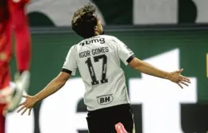 Em situação delicada no Atlético-MG, Igor Gomes vira herói com gol da vitória sobre o Palmeiras