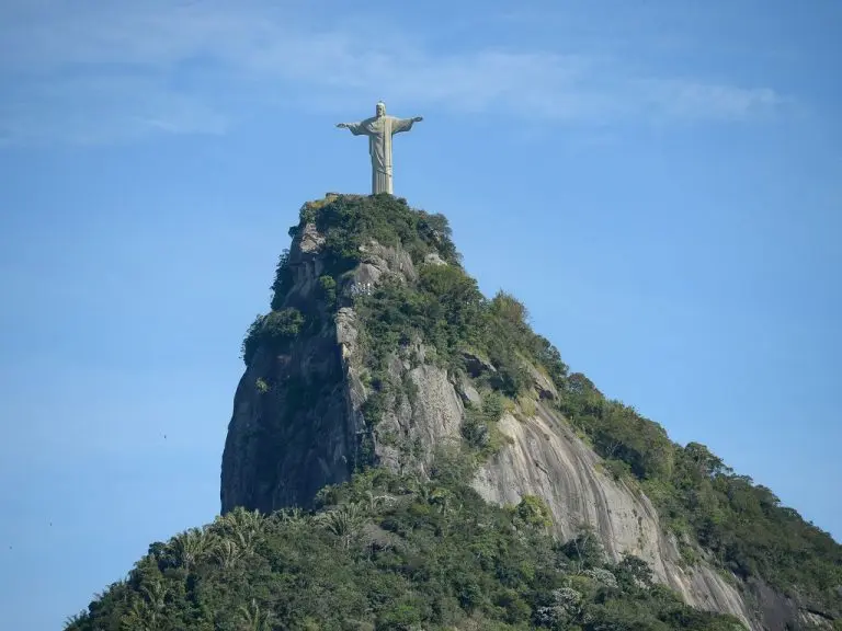 Foto do Cristo Redentor no topo do morro do Corcovado