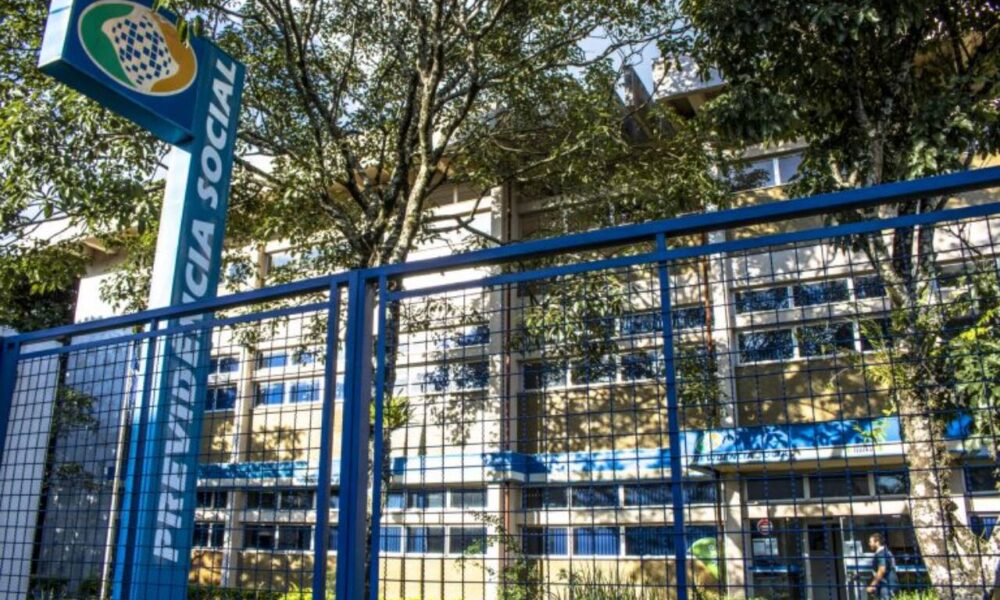 Aposentadoria no INSS aos 50 anos exige análise de regras para evitar perda definitiva de renda
