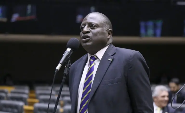 Deputado Helio Lopes fala ao microfone