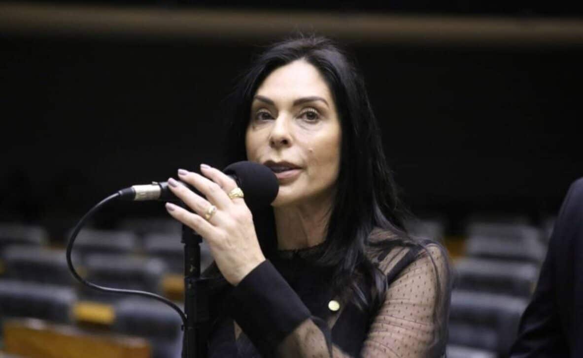 Deputada Geovânia de Sá fala ao microfone