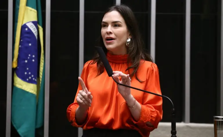 Deputada Maria Arraes fala ao microfone