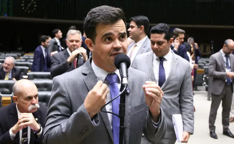 Deputado Junio Amaral fala ao microfone
