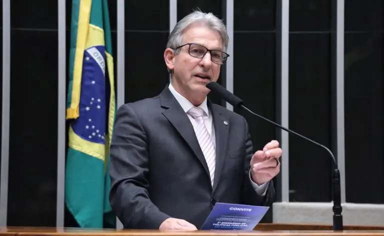 Deputado Tadeu Veneri fala ao microfone